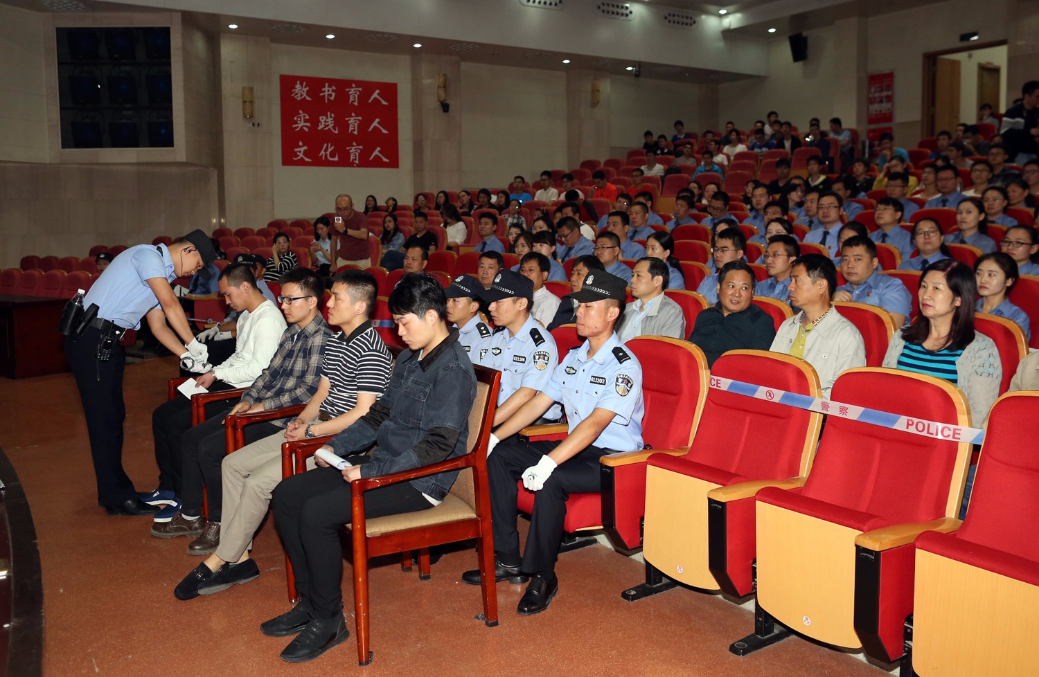 贝博娱乐 -赛地聚焦——荷甲今晚热度飙升；北京首钢扳平良机；赛场秩序良好；数据趋势出现新变化的简单介绍