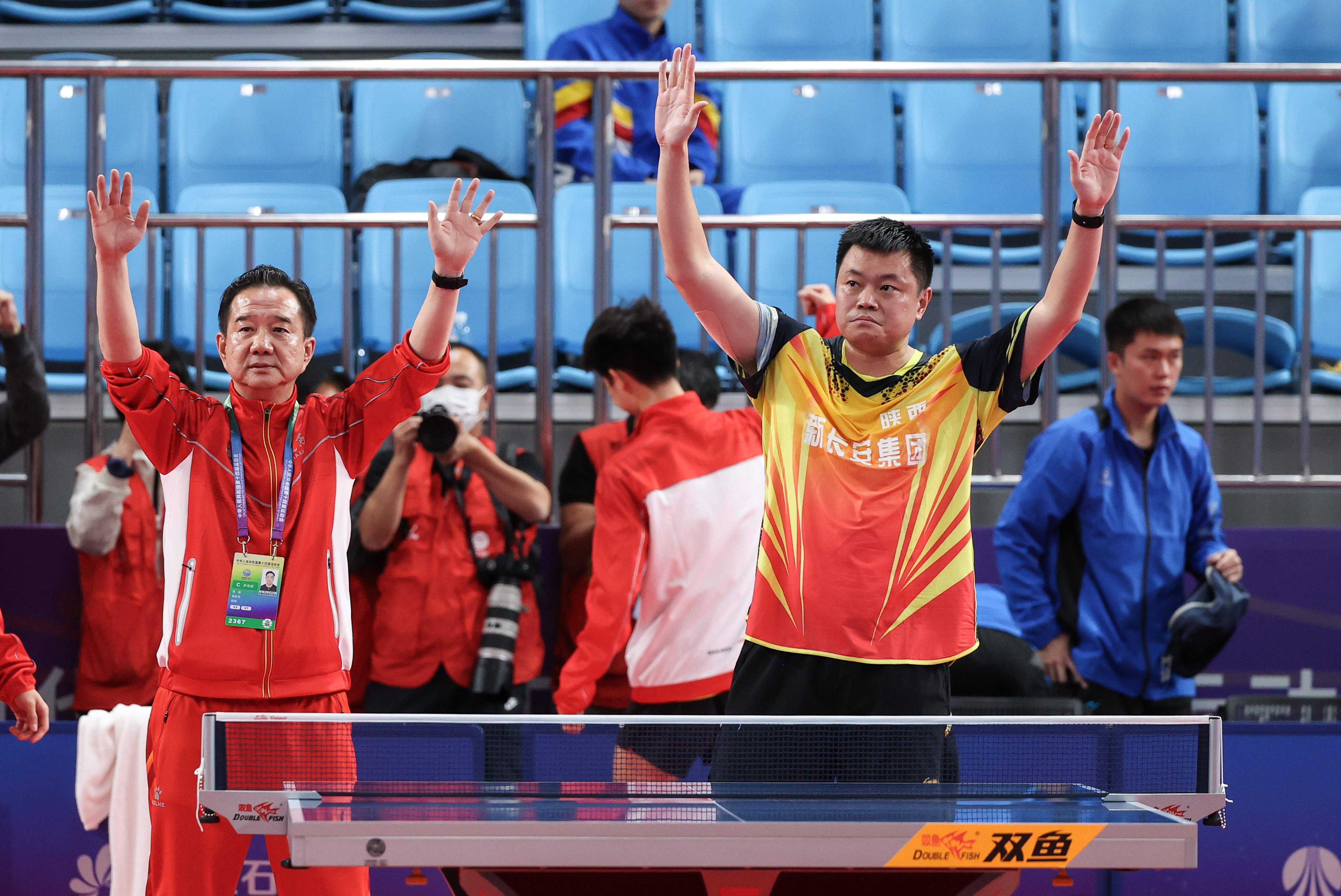 包含成都蓉城训练开放日，集结日内部沟通引欢呼，英超在即，医务组通报恢复的词条